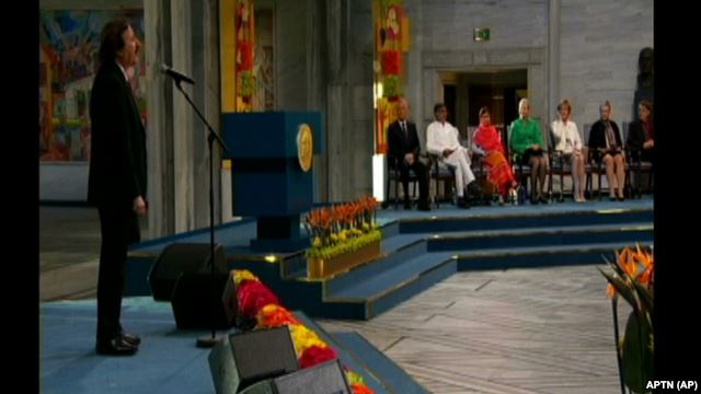 VOA reporter sings at Peace Prize ceremony in Oslo